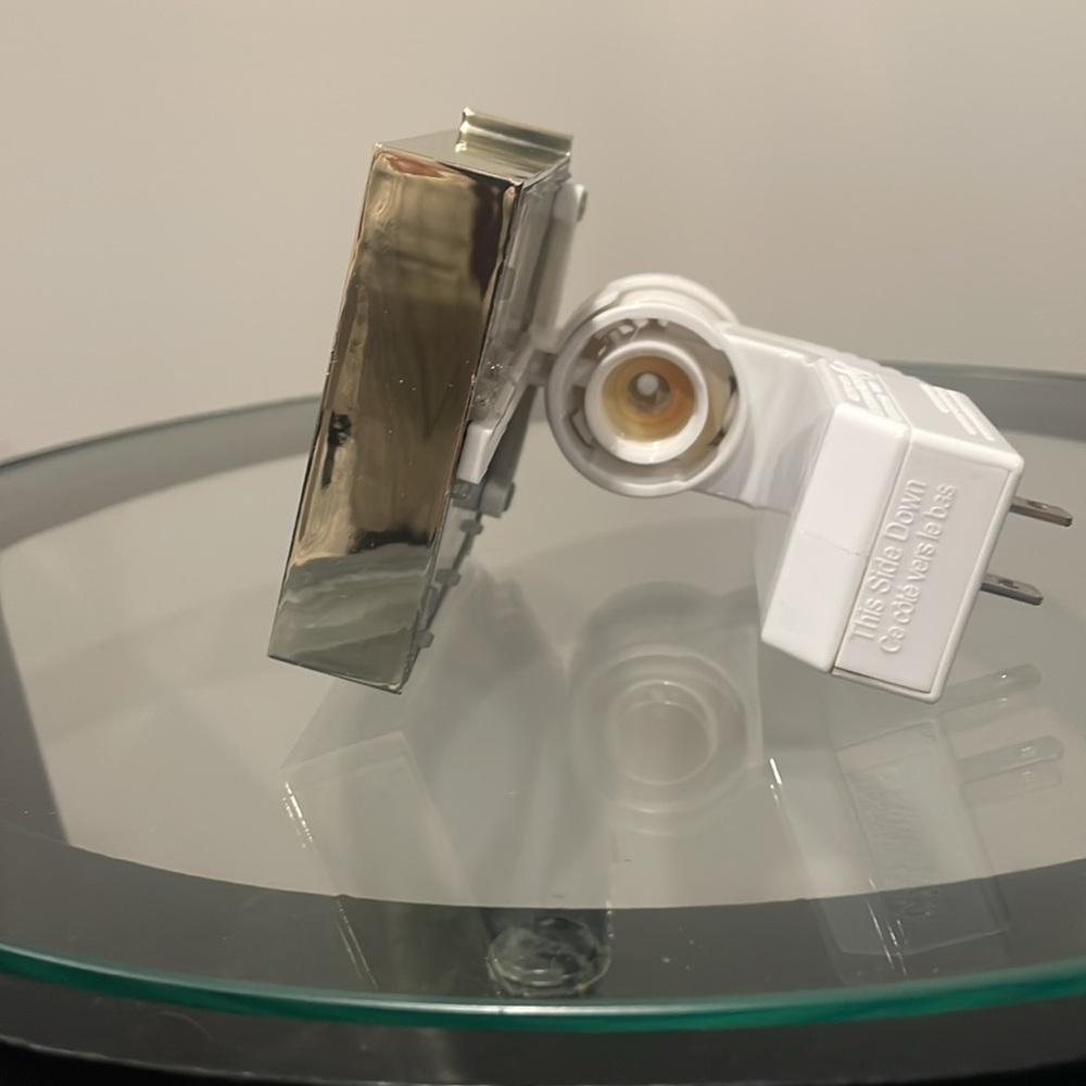 Bath & Body Works Wallflower Plug - Santa Flying Over The Houses - Picture 6 of 8